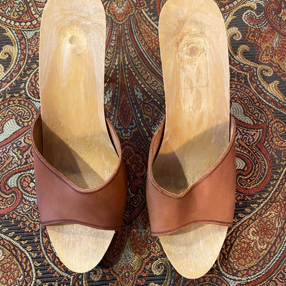 Vintage Tan Leather Women's Heels - Picture 2 of 8
